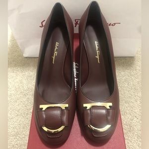 Selling Brand New ferragamo salvatore Vara Pump Shoe.Color:Burgundy Size: US 9.5